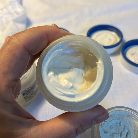 Lift & Luminate Triple Action Day Cream - White and Blue - Picture 9 of 11